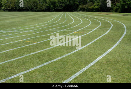 Leichtathletikbahn weiß auf einer Wiese gesäumt Stockfoto