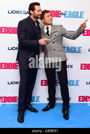 Hugh Jackman und Taron Egerton bei der europäischen Premiere von Eddie the Eagle im Odeon Cinema am Leicester Square, London. DRÜCKEN SIE VERBANDSFOTO. Bilddatum: Donnerstag, 17. März 2016. Siehe PA Story SHOWBIZ Eagle. Das Foto sollte lauten: Ian West/PA Wire Stockfoto