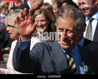 Der Prinz von Wales und die Herzogin von Cornwall winken den Massen bei einem Besuch auf dem Richmond Market, North Yorkshire, Mittwoch, 14. September 2005. DRÜCKEN Sie VERBANDSFOTO. Bildnachweis sollte lauten: John Giles/PA/WPA Rota Stockfoto