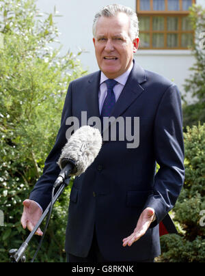 Staatssekretär Peter Hain in im Gespräch mit den Medien, Belfast, Mittwoch, 14. September 2005, in dem er ankündigte, dass die Regierung den Waffenstillstand der Ulster Volunteer Force nicht mehr anerkennt. Er sagte, dass der loyalistische Waffenstillstand zwischen UVF und Red Hand Commando mit sofortiger Wirkung ab Mitternacht festgelegt wurde. Siehe PA Geschichte ULSTER Gewalt. DRÜCKEN SIE VERBANDSFOTO. Bildnachweis sollte lauten: Paul Faith/PA Stockfoto