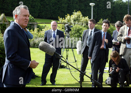 Staatssekretär Peter Hain in im Gespräch mit den Medien, Belfast, Mittwoch, 14. September 2005, in dem er ankündigte, dass die Regierung den Waffenstillstand der Ulster Volunteer Force nicht mehr anerkennt. Er sagte, dass der loyalistische Waffenstillstand zwischen UVF und Red Hand Commando mit sofortiger Wirkung ab Mitternacht festgelegt wurde. Siehe PA Geschichte ULSTER Gewalt. DRÜCKEN SIE VERBANDSFOTO. Bildnachweis sollte lauten: Paul Faith/PA Stockfoto