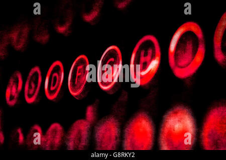 Distressed rot antike Schreibmaschine Schlüssel hautnah Stockfoto