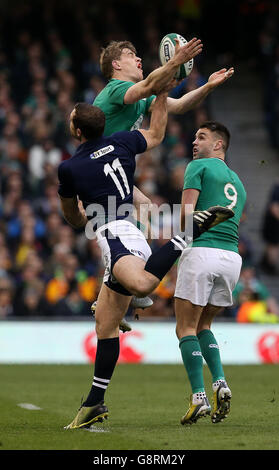 Die Irlands Andrew Trimble und Conor Murray (rechts) gegen den Schottlands Tim Visser während des RBS Six Nations-Spiels 2016 im Aviva Stadium, Dublin. Stockfoto