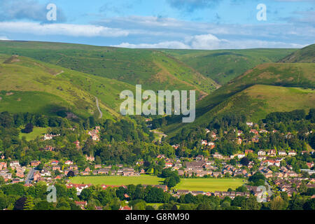 Die Stadt der Kirche Stretton und Carding Mill Valley gesehen von bekräftige Stein in South Shropshire, England, UK. Stockfoto