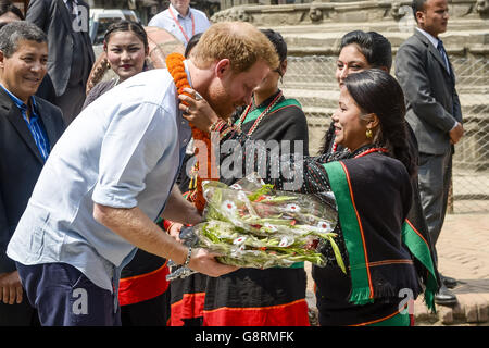 Prinz Harry erhält eine Girlande von Mayia Maharaja, als er am Patan Durbar Square ankommt, um Kathmandus historisches UNESCO-Weltkulturerbe zu besuchen, das beim Erdbeben von 2015 am zweiten Tag seiner Nepal-Tour beschädigt wurde. Stockfoto