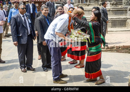 Prinz Harry erhält eine Girlande von Mayia Maharaja, als er am Patan Durbar Square ankommt, um Kathmandus historisches UNESCO-Weltkulturerbe zu besuchen, das beim Erdbeben von 2015 am zweiten Tag seiner Nepal-Tour beschädigt wurde. Stockfoto