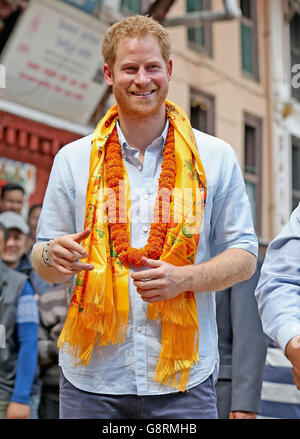 Prinz Harry kommt, um Hiranya Varna Mahavihar zu besuchen, bekannt als der Goldene Tempel, in Kathmandu, während des zweiten Tages seiner Tour durch Nepal. Stockfoto