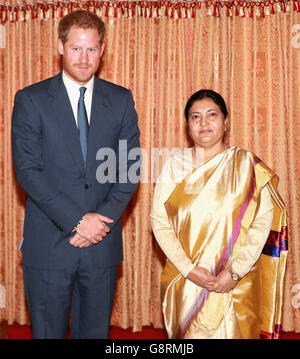 Prinz Harry trifft Nepals Präsidentin Bidya Devi Bhandari im Rashtrapati Bhavan (Präsidentenpalast) in Kathmandu am zweiten Tag seiner Nepal-Tour. Stockfoto