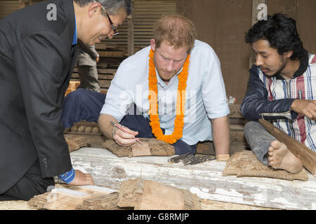 Prinz Harry versucht am zweiten Tag seiner Nepalreise auf dem Patan Durbar Square Holzschnitzereien während seines Besuchs in Kathmandus historischem UNESCO-Weltkulturerbe, das beim Erdbeben von 2015 beschädigt wurde. Stockfoto