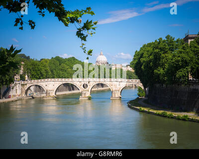 Fluss Tiber in Rom mit St.-Peter Kathedrale im Hintergrund Stockfoto