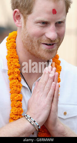 Prinz Harry besucht am zweiten Tag seiner Nepalreise die Vorbereitungs-Container des Roten Kreuzes in Bhaktapur in Kathmandu, wo er mit einer Girlande und einem Tilak (als Zeichen des Respekts auf der Stirn) begrüßt wurde. Stockfoto