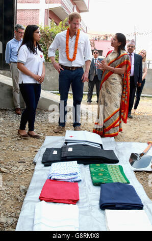 Prinz Harry besucht am zweiten Tag seiner Nepalreise die Vorbereitungs-Container des Roten Kreuzes in Bhaktapur in Kathmandu, wo er mit einer Girlande und einem Tilak (als Zeichen des Respekts auf der Stirn) begrüßt wurde. Stockfoto