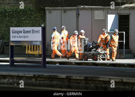 Die Ingenieursarbeiten am Queen Street Station in Glasgow, da Bahnpendlern geraten wird, ihre Reisen zu planen und längere Fahrzeiten zu erwarten, da die große Renovierung des Eisenbahntunnels in Gang kam. Stockfoto