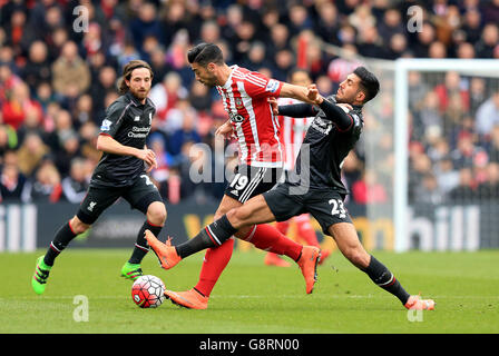 Southampton's Graziano Pelle und Liverpool's Emre Can (rechts) kämpfen während des Barclays Premier League-Spiels im St. Mary's Stadium, Southampton, um den Ball. Stockfoto