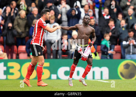 Das Southampton-Stadion Sadio Mane feiert das dritte Tor seiner Spielmannschaft während des Spiels der Barclays Premier League im St. Mary's Stadium in Southampton. Stockfoto