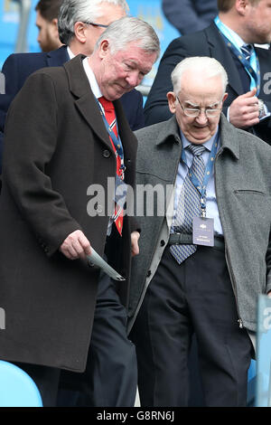 Der ehemalige Manchester United Manager Sir Alex Ferguson (links) in der Tribüne während des Spiels der Barclays Premier League im Etihad Stadium, Manchester. Stockfoto