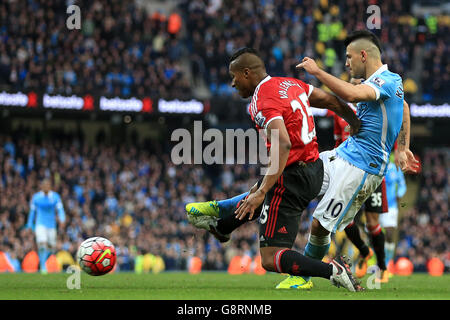 Manchester City / Manchester United - Barclays Premier League - Etihad Stadium. Sergio Aguero von Manchester City trifft beim Spiel in der Barclays Premier League im Etihad Stadium in Manchester auf das Tor. Stockfoto