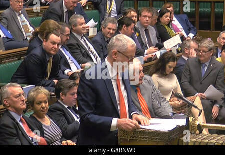 Labour-Chef Jeremy Corbyn spricht im Londoner Unterhaus, als David Cameron versucht hat, tiefe Wunden in der Konservativen Partei zu heilen, indem er den scheidenden Arbeits- und Rentenminister Iain Duncan Smith nach einem Wochenende bitterer Vorstrafungen lobte. Stockfoto