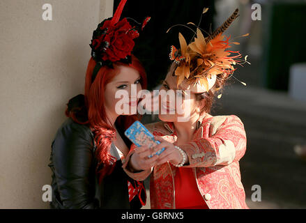 2016 Cheltenham Festival - Ladies Day - Cheltenham Rennbahn. Weibliche Rennegoerinnen mit Hüten machen ein Selfie während des Ladies Day des Cheltenham Festivals 2016 auf der Cheltenham Racecourse. Stockfoto