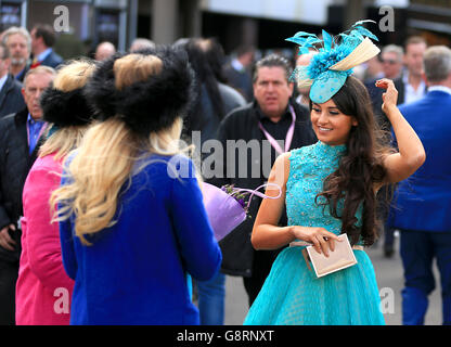 2016 Cheltenham Festival - Ladies Day - Cheltenham Rennbahn. Weibliche Rennfahrerinnen mit Hüten beim Ladies Day des Cheltenham Festivals 2016 auf der Pferderennbahn Cheltenham. Stockfoto