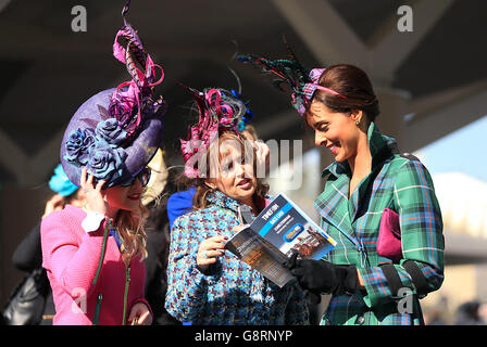 Weibliche Rennfahrerinnen mit Hüten beim Ladies Day des Cheltenham Festivals 2016 auf der Pferderennbahn Cheltenham. Stockfoto