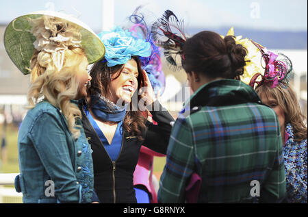 Weibliche Rennfahrerinnen tragen Hüte während des Ladies Day des Cheltenham Festivals 2016 auf der Cheltenham Rennbahn. Stockfoto