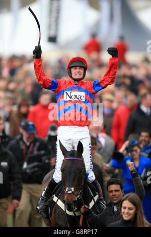 Nico de Boinville feiert nach dem Gewinn der Betway Queen Mutter Champion Chase mit Sprinter Sacre während des Ladies Day des Cheltenham Festival 2016 auf der Cheltenham Rennbahn. Stockfoto