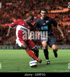 Fußball - UEFA-Cup - erste Runde - erste Etappe - Middlesbrough / FC Xanthi - Riverside. George Boateng von Middlesbrough und Sikov von FC Xanthi Stockfoto