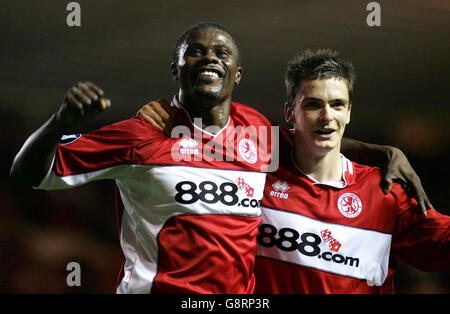 George Boateng (L) von Middlesbrough feiert mit seinem Teamkollegen Adam Johnson, nachdem er während des ersten UEFA-Cup-Spiels im Riverside Stadium, Middlesbrough, Donnerstag, 15. September 2005, gegen den FC Xanthi Punkten konnte. DRÜCKEN SIE VERBANDSFOTO. Der Bildnachweis sollte lauten: Owen Humphreys/PA. Stockfoto