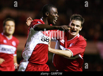 George Boateng (C) von Middlesbrough feiert mit seinem Teamkollegen Adam Johnson, nachdem er während des ersten UEFA-Cup-Spiels im Riverside Stadium, Middlesbrough, Donnerstag, 15. September 2005 gegen den FC Xanthi Punkten konnte. DRÜCKEN Sie VERBANDSFOTO. Bildnachweis sollte lauten: Owen Humphreys/PA. Stockfoto