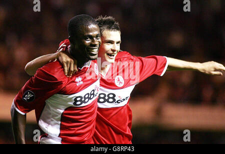 George Boateng (L) von Middlesbrough feiert mit seinem Teamkollegen Adam Johnson, nachdem er während des ersten UEFA-Cup-Spiels im Riverside Stadium, Middlesbrough, Donnerstag, 15. September 2005, gegen den FC Xanthi Punkten konnte. DRÜCKEN SIE VERBANDSFOTO. Der Bildnachweis sollte lauten: Owen Humphreys/PA. Stockfoto