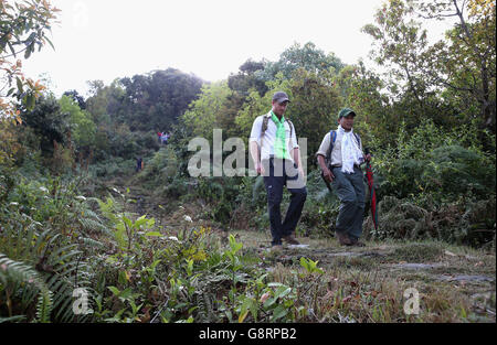 Prinz Harry treckt am vierten Tag seines Besuchs in Nepal in den Ausläufern des Himalaya aus dem Dorf Leorani. Stockfoto