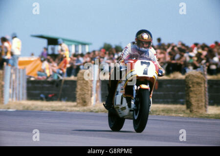 Barry Sheene fährt eine Suzuki 750 im John Player Grand Prix bei Brands Hatch. Genaues Datum unbekannt. Stockfoto