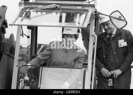 Premierministerin Margaret Thatcher, unter der Anleitung eines Pfahlfahrers, half bei den Bauarbeiten an der Entwicklung des Founders Court in Canary Wharf. Stockfoto