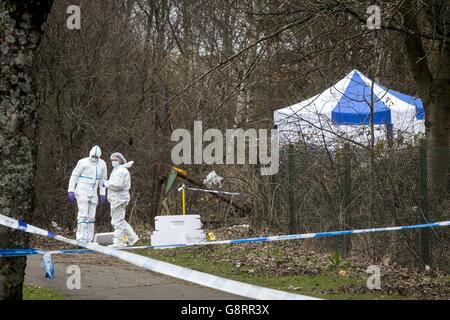 Polizeiforensische Beamte an dem Ort, an dem die Leiche von Paige Doherty in der Nähe der Great Western Road in Clydebank gefunden wurde. Stockfoto