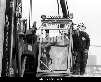 Premierministerin Margaret Thatcher, unter der Anleitung eines Pfahlfahrers, half bei den Bauarbeiten an der Entwicklung des Founders Court in Canary Wharf. Stockfoto