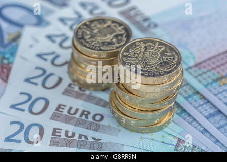 Brexit Konzept und in der Eurozone, Währungsunion, Binnenmarkt, die von einigen 20 Euro-Banknoten und alten britischen Pfund Münzen vertreten. Stockfoto