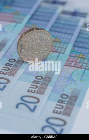 Brexit Konzept und in der Eurozone, Währungsunion, Binnenmarkt, die von einigen 20 Euro-Banknoten und Old Style Pfund Sterling coin vertreten. Stockfoto