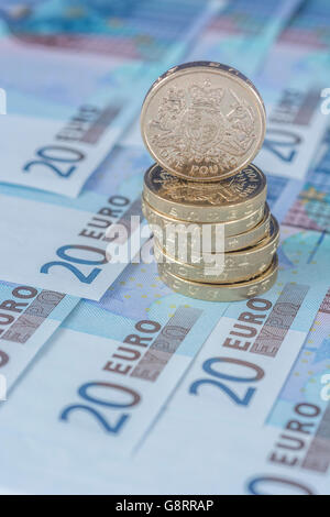 Brexit Konzept und in der Eurozone, Währungsunion, Binnenmarkt, die von einigen 20 Euro-Banknoten und alten britischen Pfund Münzen vertreten. Stockfoto