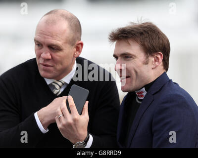 Mike Tindall (links) chattet mit Jockey Tom Scudamore während des Champion Day des Cheltenham Festivals 2016 auf der Cheltenham Rennbahn. Stockfoto