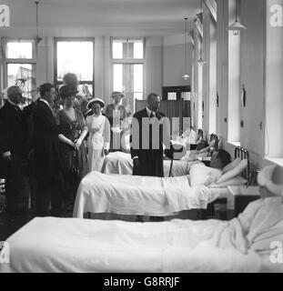 King George V und Queen Mary im Children's Hospital, Perth, während ihrer Tour durch Schottland.Archive-paE516 Stockfoto