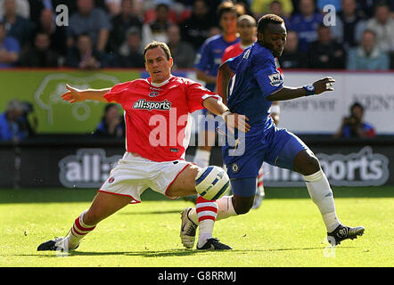 Charlton Athletic's Radostin Kishishev (L) im Einsatz gegen Chelsea's Michael Essien während des Barclays Premiership Spiels im Valley, London, Samstag, 17. September 2005. DRÜCKEN SIE VERBANDSFOTO. Das Foto sollte lauten: Nick Potts/PA. Stockfoto