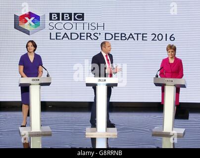 Gastgeber Glenn Campbell (Mitte) mit der Vorsitzenden der schottischen Arbeiterpartei Kezia Dugdale (links) und der Vorsitzenden der schottischen Nationalpartei Nicola Sturgeon vor der ersten Fernsehdebatte der Führer über den schottischen Parlamentswahlkampf in den BBC-Studios Pacific Quay in Glasgow, Schottland. Stockfoto