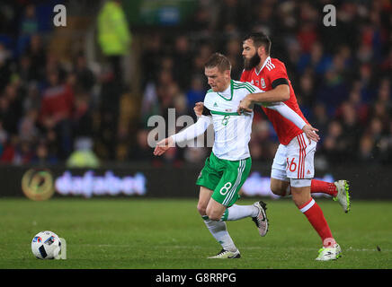 Nordirland Steven Davis (links) und Joe Ledley von Wales kämpfen während des International Friendly im Cardiff City Stadium, Cardiff, um den Ball. Stockfoto