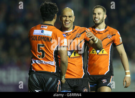 Castleford Tigers Jake Webster (Mitte) feiert beim ersten Spiel der Utility Super League im „Mend-A-Hose Jungle“ in Castleford den zweiten Versuch seiner Mannschaft gegen Leeds Rhinos. Stockfoto