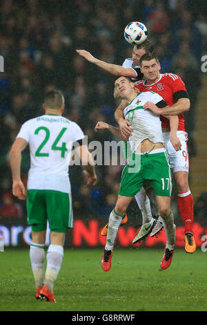 Der nordirische Patrick McNair (links) Gareth McAuley (Mitte) und Wales Sam Vokes kämpfen während des International Friendly im Cardiff City Stadium, Cardiff, um den Ball in der Luft. Stockfoto