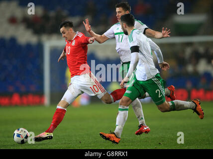 Der walisische Tom Lawrence (links) und der nordirische Patrick McNair (Mitte) kämpfen während des International Friendly im Cardiff City Stadium, Cardiff, um den Ball. Stockfoto