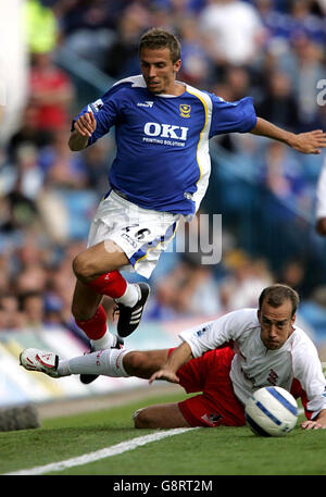 Gary O'Neil von Portsmouth springt während des Barclays Premiership-Spiels im Fratton Park, Portsmouth, am 17. September 2005 gegen Jamie Clapham von Birmingham City (unten). DRÜCKEN Sie VERBANDSFOTO. Bildnachweis sollte lauten: David Davies/PA. Stockfoto