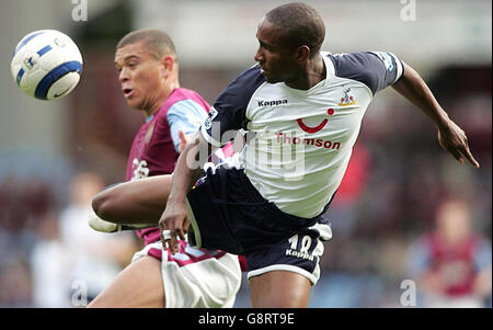 Jermain Defoe (R) von Tottenham Hotspur kämpft mit Wilfred Bouma von Aston Villa während des Barclays Premiership-Spiels in Villa Park, Birmingham, Samstag, 17. September 2005. DRÜCKEN Sie VERBANDSFOTO. Bildnachweis sollte lauten: Martin Rickett/PA. Stockfoto