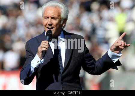 Tony Christie unterhält die Hull-Menge vor dem ersten Utility Super League-Spiel im KC LightStream Stadium, Hull. Stockfoto